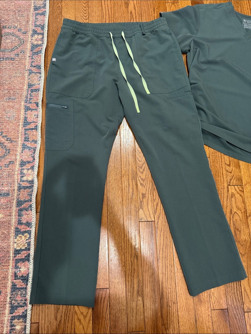 Figs Women’s Scrub Set - Picture 3 of 7